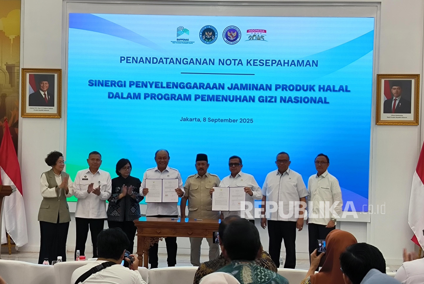Kepala BGN Dadan Hindayana, Kepala BPJPH Ahmad Haikal Hasan dan Menteri PPN/ Kepala Bappenas Rachmat Pambudy usai Penandatanganan Nota Kesepahaman Sinergi Penyelenggaraan Jaminan Produk Halal dalam Program Pemenuhan Gizi Nasional antara BGN dan BPJPH di Kementerian PPN/ Bappenas, Senin (8/9/2025) 