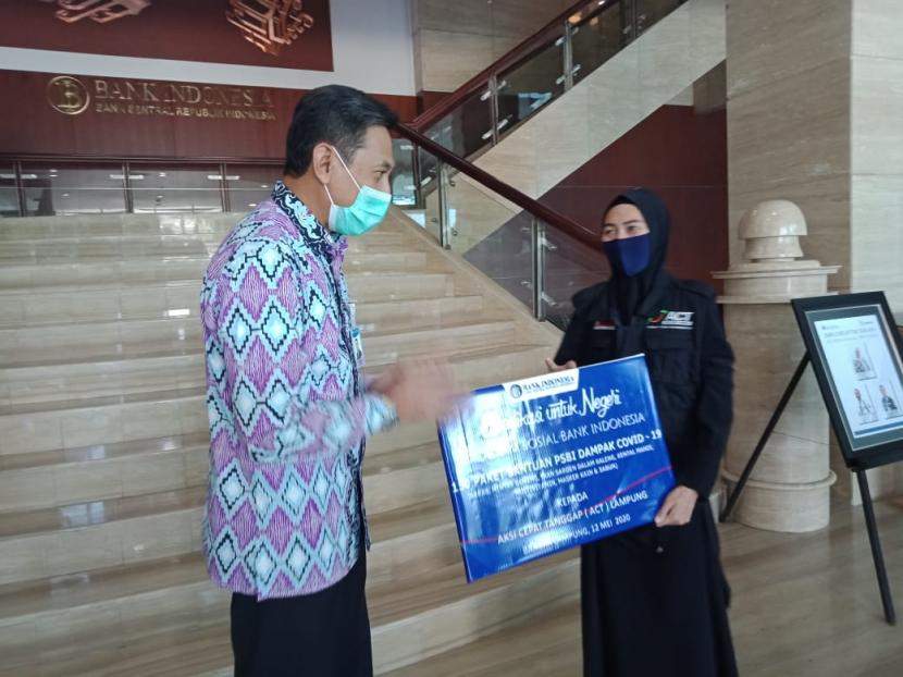 Kepala BI Lampung Budiharto Setyawan menyerahkan bantuan bahan pokok secara simbolis kepada ACT Lampung di Bandar Lampung, Selasa (12/5).
