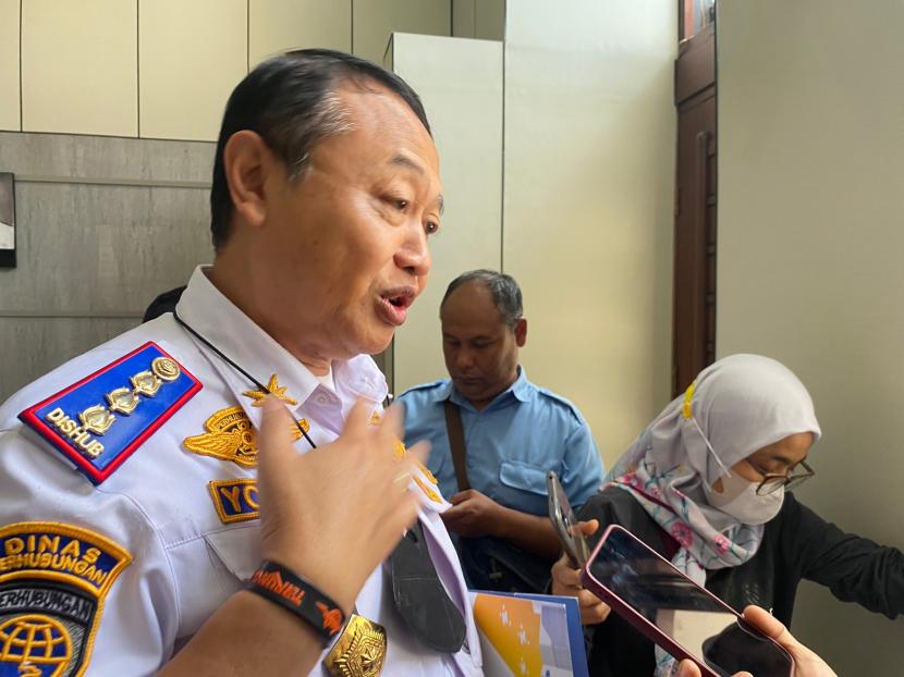 Kepala Bidang Angkutan dan Terminal Dishub Kota Bandung Yosep Heryansyah memberikan keterangan tentang penundaan penerapan penyesuaian tarif parkir off-street di Balai Kota Bandung, Rabu (11/1/2023). 