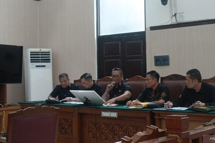 Kepala Bidang Hukum Polda Metro Jaya Kombes Pol Putu Putera Sadana (tengah) bersama tim dalam sidang praperadilan di PN Jakarta Selatan, Selasa. (12/12/2023).