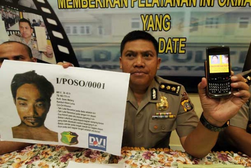 Kepala Bidang Humas Polda Sulawesi Tengah, AKBP Soemarno menunjukkan foto pelaku bom bunuh diri Mapolres Poso yang terjadi pada Senin (3/6) di Mapolda Sulawesi Tengah, di Palu, Selasa (4/6). 