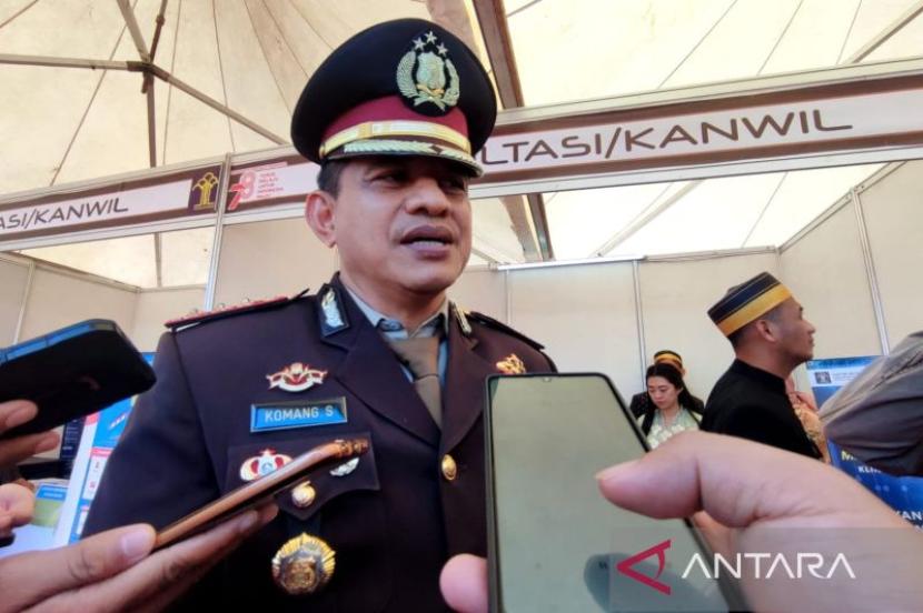 Kepala Bidang Humas Polda Sulsel Komisaris Besar (Kombes) Polisi  I Komang Suartana menjawab pertanyaan wartawan di Makassar, Sulawesi Selatan.