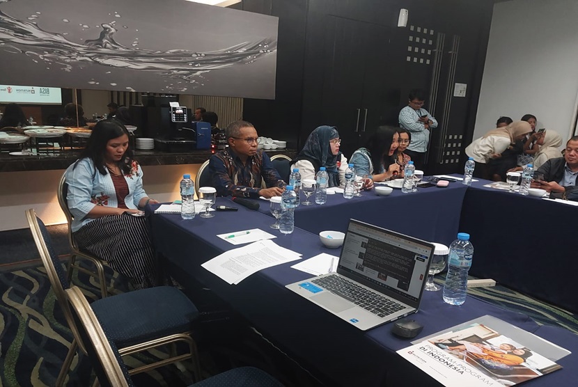 Kepala Bidang Pemerintahan dan Pembangunan Manusia Bappeda Jawa Barat Ane Carolina (kedua kiri), dalam konferensi pers di Bandung, Selasa (11/6/2024).