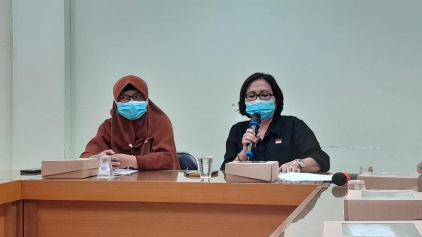  Kepala Bidang Perikanan dan Kehewanan DPP Kota Yogyakarta, Sri Panggarti (kanan), saat memberi keterangan terkait rencana pelaksanaan vaksinasi rabies, di kompleks Balai Kota Yogyakarta.