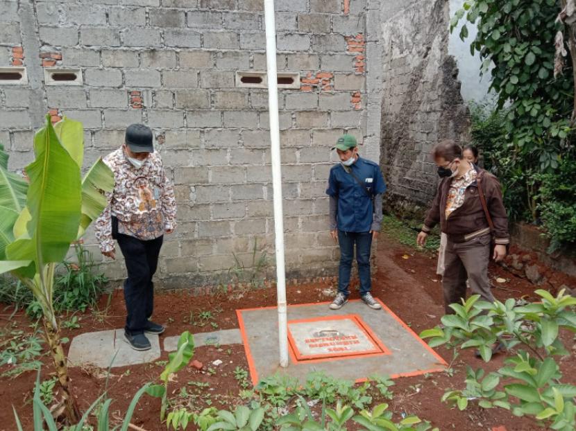 Kepala Bidang Permukiman Disrumkim Kota Depok, Sukanda meninjau pembangunan septic tank yang telah rampung tahun 2021, di Kelurahan Pengasinan, Kecamatan Sawangan. 