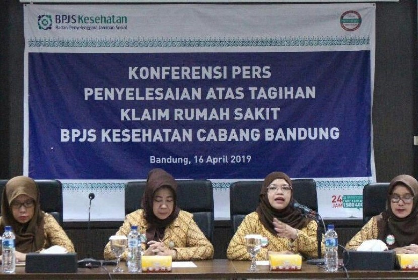 Kepala Bidang SDM Umum dan Komunikasi Publik BPJS Kesehatan Cabang Bandung Sindy Agustin (kedua dari kanan) bersama jajarannya memberikan keterangan pers terkait pembayaran klaim kesehatan di Kantor BPJS Kesehatan Cabang Bandung, Selasa (16/4).