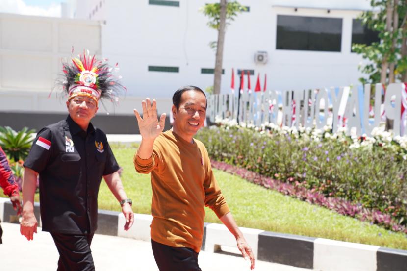 Kepala BIN Budi Gunawan mendampingi Presiden Jokowi
