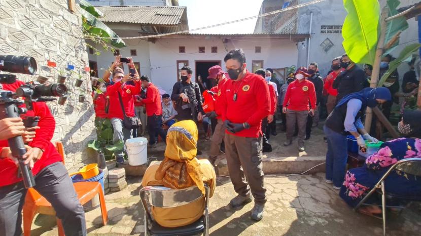 Kepala BIN, Jenderal (Purn) Prof Budi Gunawan berdialog dengan warga di Jalan Bantar Gedang, Mekarsari, Kecamatan Ngamprah, Kabupaten Bandung Barat, Jawa Barat, Minggu (18/7).