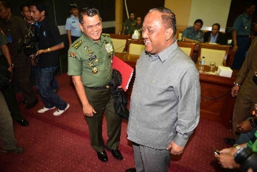 Kepala BIN Letjen (Purn) Marciano Norman berbincang dengan KSAD Jenderal Budiman di gedung DPR, Senin (24/2).