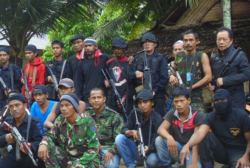 Kepala BIN Letjen Purn Soetiyoso (paling kanan,berdiri) berfoto bersama dengan kelompok bersenjata Nurdin alias Din Minimi di Desa Ladang Baro, Kecamatan Julok, Aceh Timur, Aceh, Selasa (29/12). 