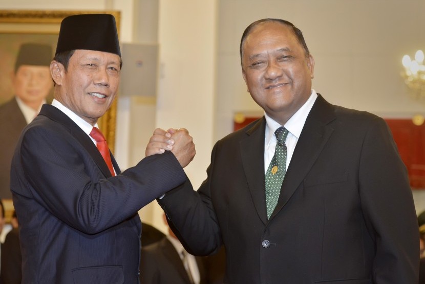 Kepala BIN Sutiyoso (kiri) berjabat tangan dengan Kepala BIN sebelumnya Marciano Norman (kanan) usai dilantik oleh Presiden Joko Widodo di Istana Merdeka, Jakarta, Rabu (8/7). (Antara/Yudhi Mahatma)