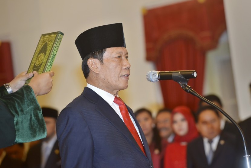 Kepala BIN Sutiyoso mengucapkan sumpah jabatan saat dilantik oleh Presiden Joko Widodo di Istana Merdeka, Jakarta, Rabu (8/7) .(Antara/Yudhi Mahatma)