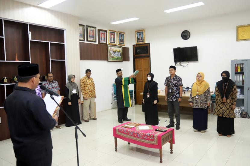 Kepala Biro AUPK Ar-Raniry, Ibnu Sa'dan melantik empat ASN dalam Jabatan Fungsional di Lingkungan UIN Ar-Raniry, di Ruang Kerja Karo AUPK Ar-Raniry Kopelma Darussalam, Banda Aceh, pekan lalu.