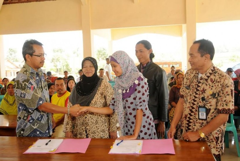 Kepala Biro Bina Lingkungan PT Semen Indonesia Slamet Marsudiyarso menyerahkan bantuan kepada UKM