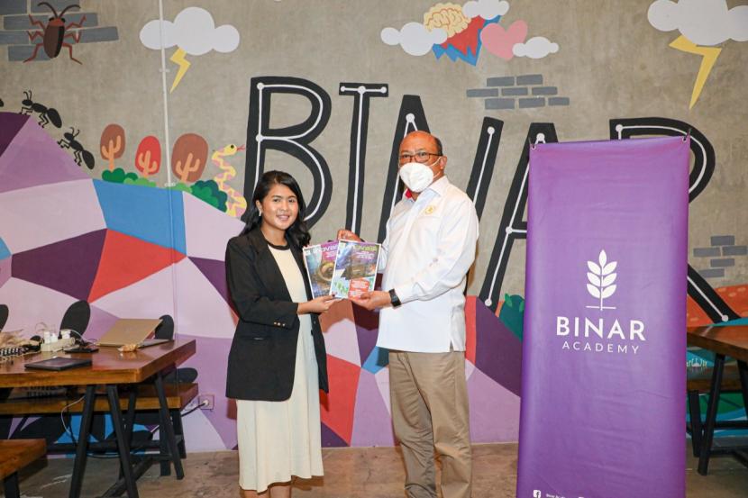 Kepala Biro Hubungan Masyarakat Kementerian Sekretariat Negara, Eddy Cahyono Sugiarto, bersama Co-Founder Binar Academy, Dita Aisyah  di Kantor Binar Academy, Senin (6/6/2022).