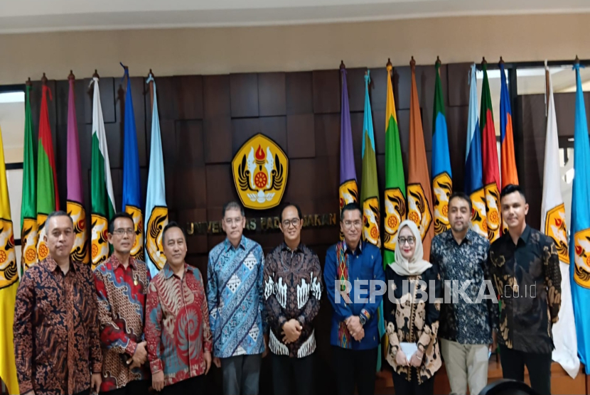 Kepala Biro Hukum dan Kerja Sama Kemenkop UKM, Henra Saragih saat Seminar UKM dalam bentuk perusahaan perorangan sebagai sosial enterprise di era tranformasi digital, di Universitas Padjajaran (Unpad) Jalan Dipatiukur, Kota Bandung, Jumat (14/2/2025). 