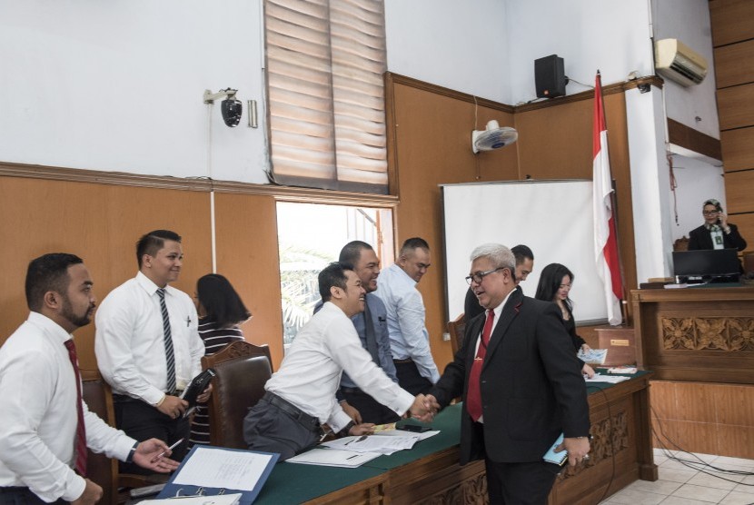 Kepala Biro Hukum Komisi Pemberantasan Korupsi Setiadi (kanan) berjabat tangan kuasa hukum tersangka pemberian keterangan palsu dalam sidang KTP elektronik Miryam S Haryani seusai sidang praperadilan di Pengadilan Negeri Jakarta Selatan, Jakarta, Senin (15/5).