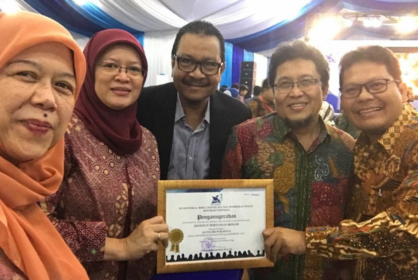 Kepala Biro Hukum, Promosi dan Humas IPB, Yatri Indah Kusumastuti (kedua dari kiri) memegang piagam penghrgaan IPB sebagai juara ketiga kategori Publisitas, dalam Anugerah Humas Perguruan Tinggi Negeri (PTN)-Kopertis 2017.