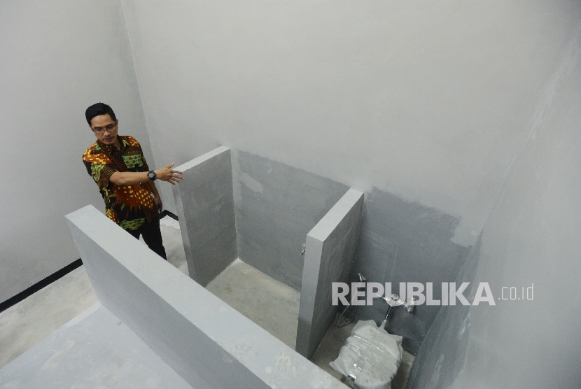  Kepala Biro Humas Komisi Pemberantasan Korupsi (KPK) Febri Diansyah menunjukan ruang tahanan KPK, Jakarta, Ahad (19/2).