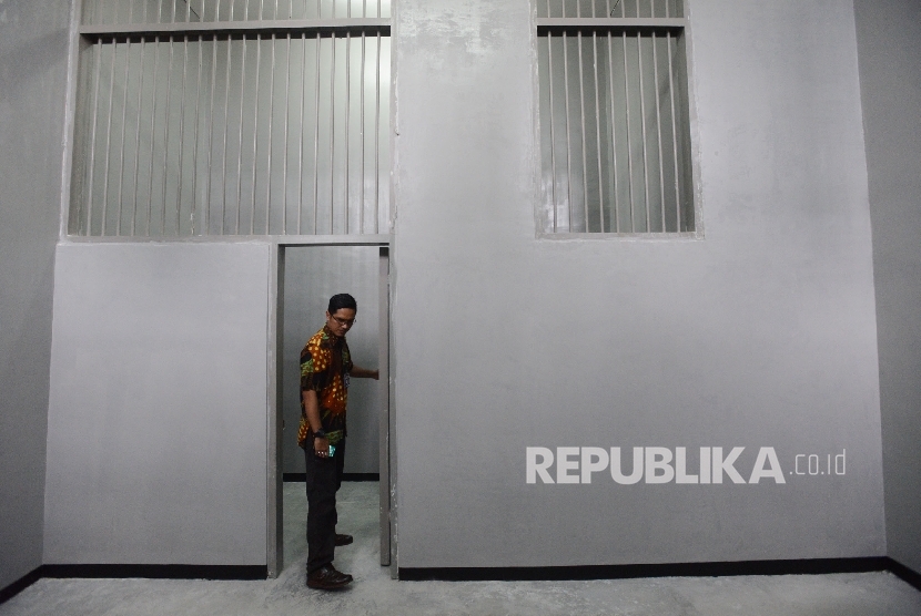 Kepala Biro Humas Komisi Pemberantasan Korupsi (KPK) Febri Diansyah menunjukan ruang tahanan KPK, Jakarta, Ahad (19/2).