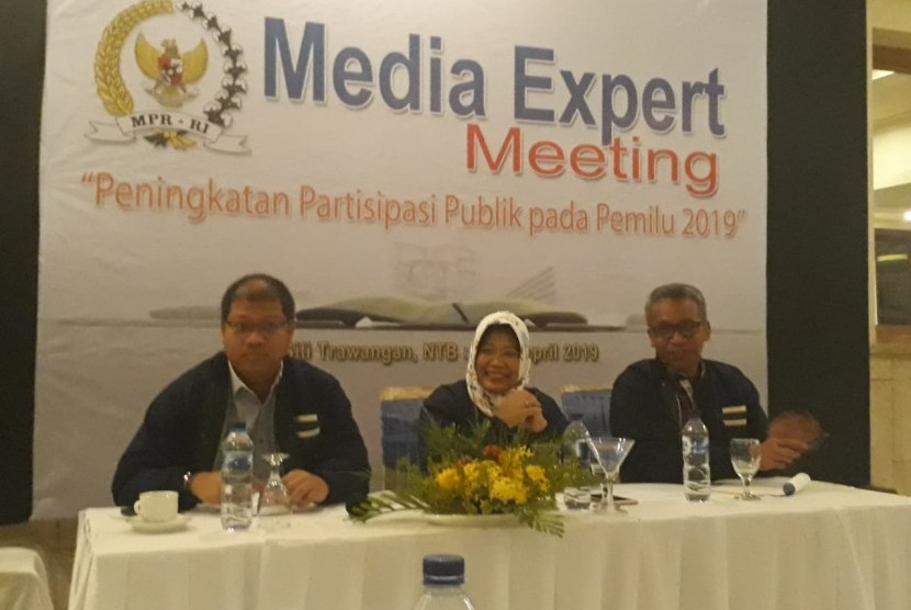 Kepala Biro Humas MPR Siti Fauziah (tengah) bersama Kepala Subbagian Pemberitaan dan Layanan Informasi Biri Humas MPR Budi Muliawan (kiri) dan Staf Subbagian Pemberitaan dan Layanan Informasi Biro Humas MPR Djarot Widiarto (kanan) memimpin diskusi di media expert meeting.