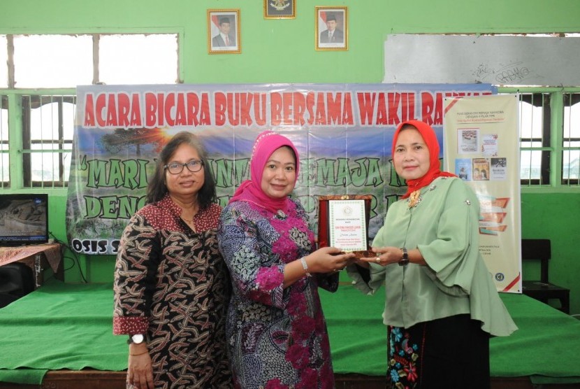 Kepala Biro Humas Sekretariat Jenderal MPR RI Siti Fauziah membuka secara resmi sekaligus menjadi pembicara dalam acara Bicara Buku Bersama Wakil Rakyat bertema 'Mari Berantas Narkoba Dengan Empat Pilar MPR'. 
