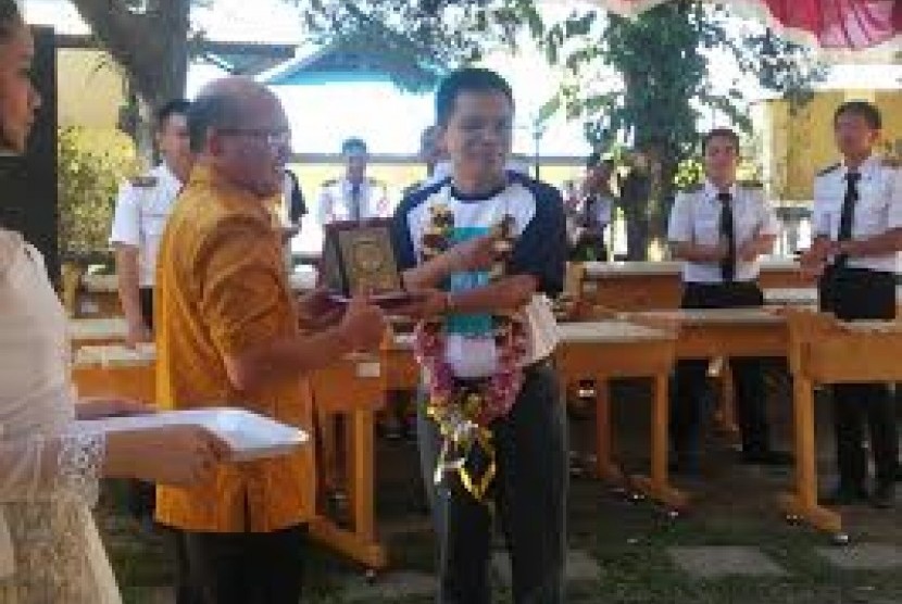 Kepala Biro Humas Setjen MPR Maruf Cahyono saat mengunjungi SMA 2 Kristen Tomohon.