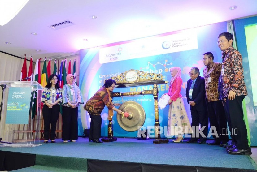 Kepala Biro Kerjasama Teknik Luar Negeri Kementerian Sekretariat Negara Republika Indonesia, Riska Kiswardani memukul gong pada pembukaan Workshop Manejemen Vaksin Negara Islam, di Bio Farma, Kota Bandung, Selasa (15/11). 