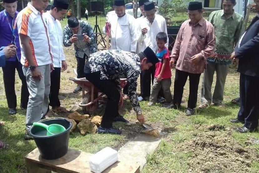 Kepala Biro Kesra Pemprov Sulawesi Barat, Mohammad Ali Candra  meletakkan batu pertama pembangunan Masjid Jabal Nur.