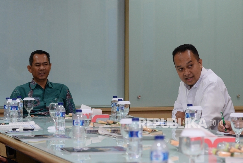 Kepala Biro Komunikasi Publik Kementerian PUPR Velix Wanggai (kanan), bersama Pemimpin Redaksi Republika Nasihin Masha di Kantor Republika, Jakarta, Selasa (1/3).