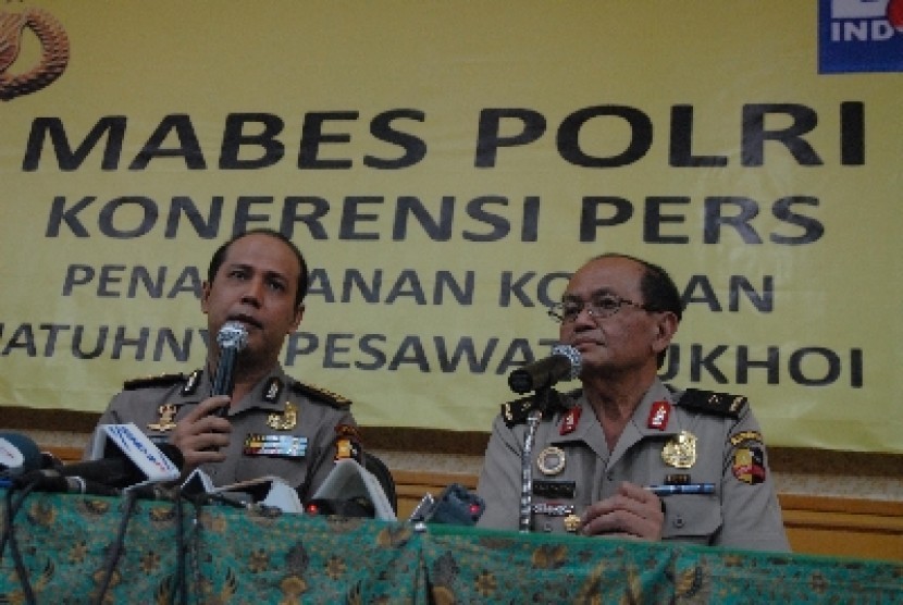  Kepala Biro Penerangan Masyarakat Divisi Hukum Mabes Polri, Brigadir Jenderal Polisi Boy Rafli Amar (kiri).