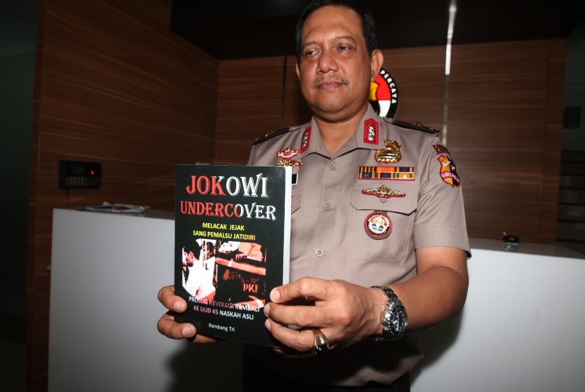 Kepala Biro Penerangan Masyarakat Divisi Humas Polri Brigjen Pol Rikwanto menunjukkan buku 'Jokowi Undercover' usai memberikan keterangan pers di Jakarta, Selasa (3/1).