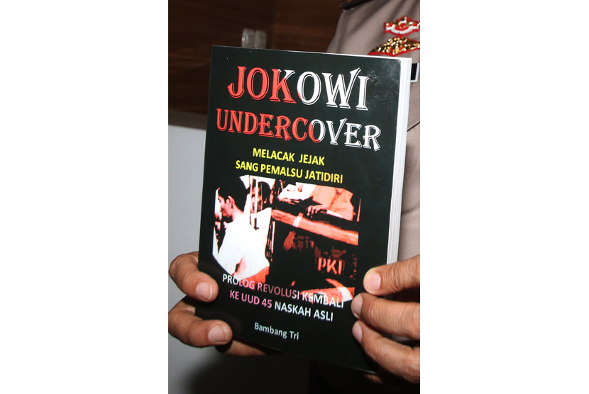 Kepala Biro Penerangan Masyarakat Divisi Humas Polri Brigjen Pol Rikwanto menunjukkan buku 'Jokowi Undercover' usai memberikan keterangan pers di Jakarta, Selasa (3/1). 