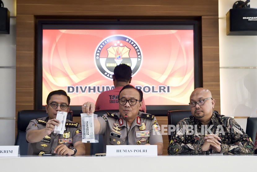 Kepala Biro Penerangan Masyarakat (Karo penmas) Divisi Humas Polri Brigjen Pol Dedi Prasetyo (tengah) 