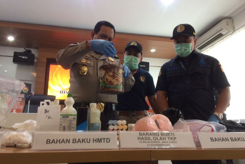 Kepala Biro Penerangan Masyarakat (Karopenmas) Polri Kombes Pol Rikwanto menunjukkan barang bukti bahan peledak dari teroris RPW yang ditangkap di Majalengka di Mabes Polri, Jakarta, Jumat (25/11).