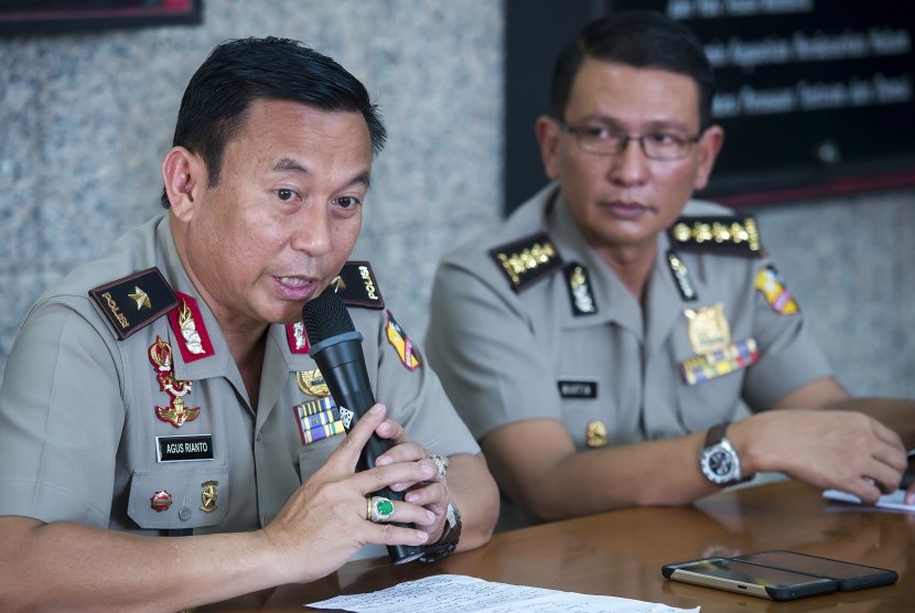 Kepala Biro Penerangan Masyarakat Polri Brigjen Pol Agus Rianto (kiri) didampingi Kepala Bagian Penerangan Umum Polri Kombes Pol Martinus Sitompul (kanan)