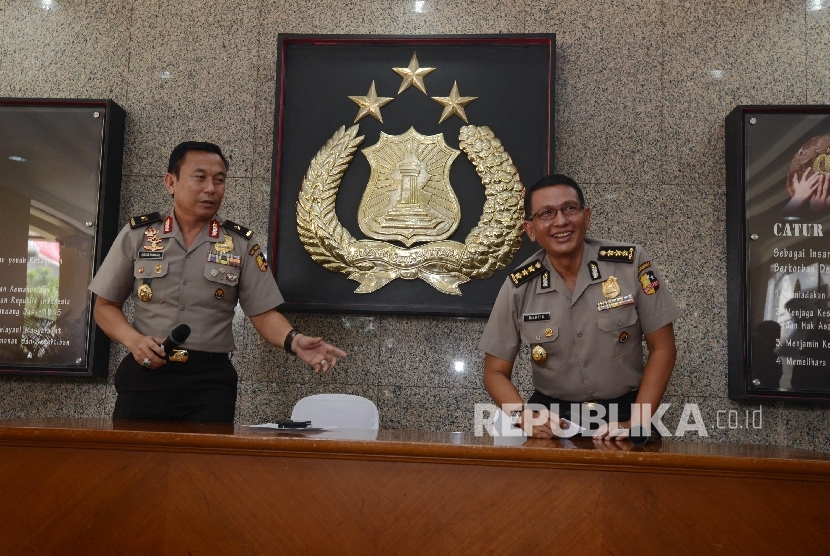National Police spokesman Comr Martinus Sitompul (right) gave a statement to the press related to the raid of suspected terrorists, National Police headquarters, Jakarta, Friday (March 19).