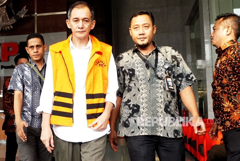 Kepala Biro Perencanaan dan Organisasi Bakamla RI Nofel Hasan mengenakan rompi tahanan seusai menjalani pemeriksaan di gedung KPK, Jakarta, Jumat (11/8). 