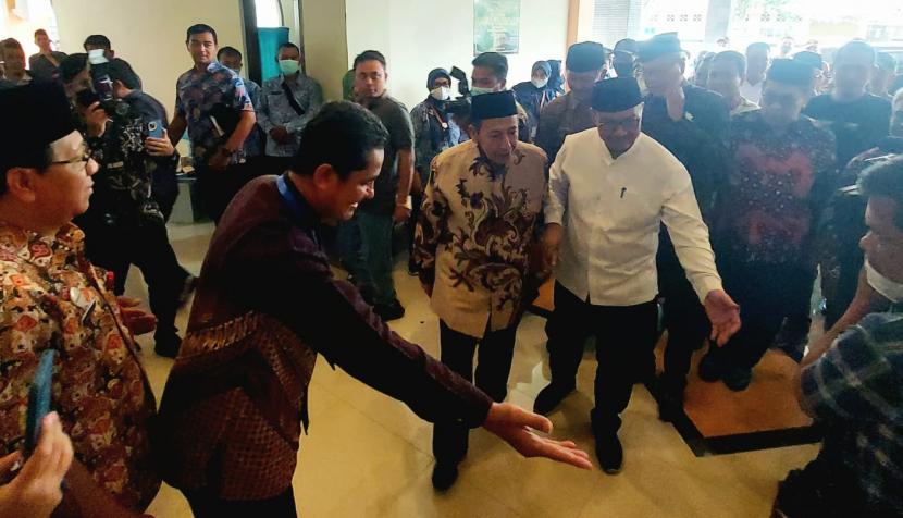 Kepala BKKBN, Dr(HC) dr Hasto Wardoyo (hem putih) mendampingi Anggota Dewan Pertimbangan Prsiden (Watimpres), Muhammad Luthfi bin Yahya (Habib Luthfi) untuk mengikuti acara Halaqoh dan Pembekalan bagi Penyuluh Agama Islam Dalam Rangka Penurunan Angka Stunting di Provinsi Jawa Tengah, yang dilaksanakan di HA Djunaid Convention Center, Kota Pekalongan, Jawa Tengah, Rabu (28/12).