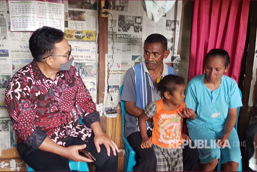 Kepala BKKBN Hasto Wardoyo menyambangi sejumlah warga di  Desa Kesetnana Kecamatan Mollo Selatan Kabupaten Timor Tengah Selatan, NTT, Selasa (22/3/2022). 