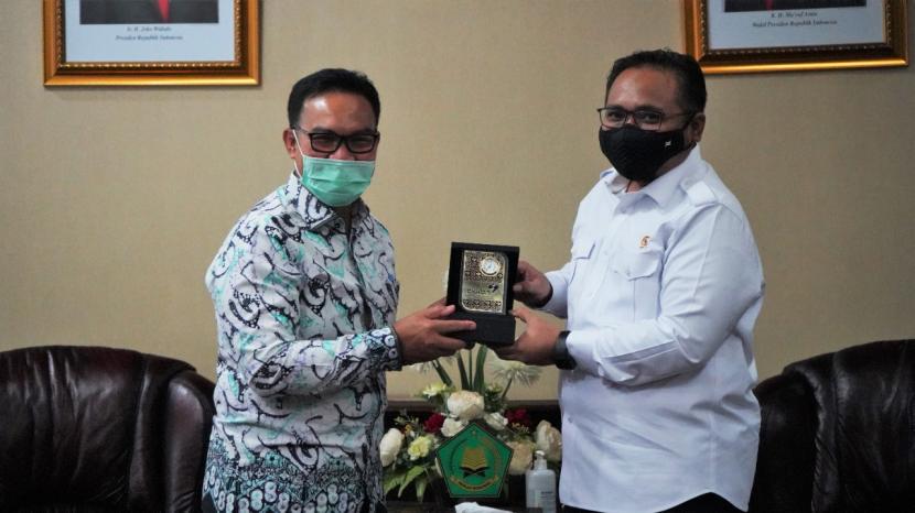 Kepala BKKBN Hasto Wardoyo, saat melakukan audiensi dan kunjungan ke Menteri Agama, di Kantor Kementerian Agama, Jakarta, Kamis (11/2).