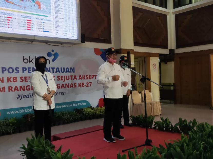 Kepala BKKBN, Hasto Wardoyo saat membuka gerakan Pelayanan KB Serentak Sejuta Akseptor, di Kantor BKKBN, Jakarta Timur, Senin (29/6).
