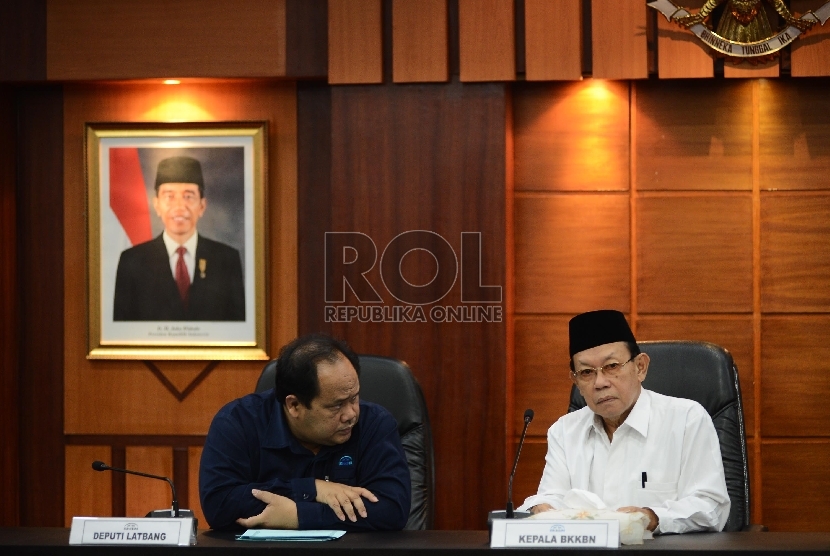 Kepala BKKBN, Surya Chandra Suropaty (kanan) berbincang bersama Deputi Latbang BKKBN, Sanjoyo (kiri) sebelum pembukaan acara Lokakarya Optimalisasi Kampanye Pilkada di Gedung BKKBN, Jakarta, Senin (22/6).