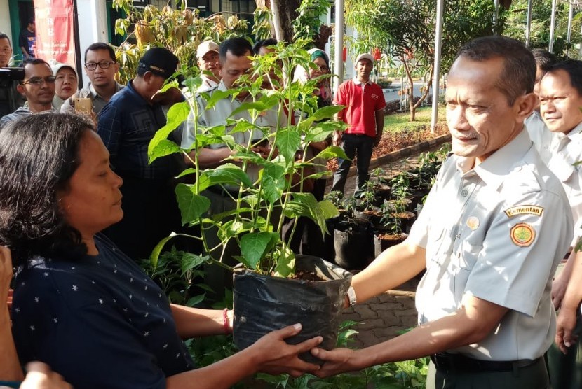 Kepala BKP Agung Hendriadi memberikan tanaman cabai kepada warga