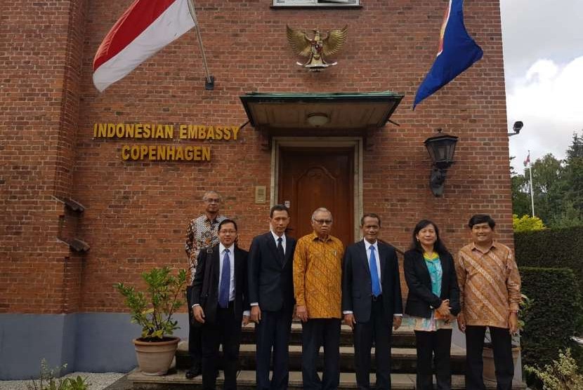 Kepala BKP Agung Hendriadi (nomor 3 dari kanan) didepan Kantor Kedutaan Besar Copenhagen - Denmark.