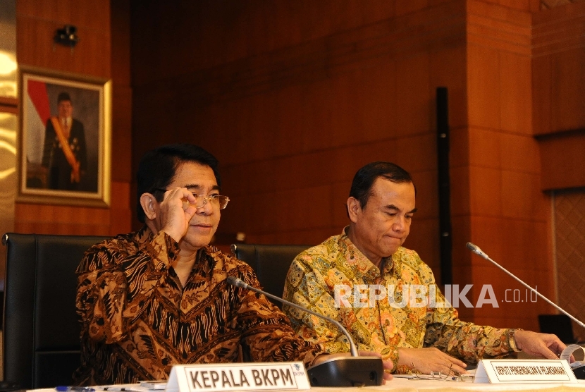 Kepala BKPM Franky Sibarani (kiri), Deputi Bid Pengendalian Pelaksanaan Penanaman Modal M Azhar Lubis (kanan) berbicara saat Realisasi Investasi 2015 di Jakarta, Kamis (21/1).