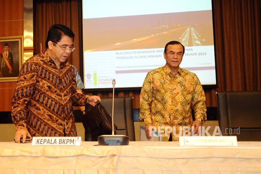Kepala BKPM Franky Sibarani (kiri), Deputi Bid Pengendalian Pelaksanaan Penanaman Modal M Azhar Lubis (kanan) bersiap saat akan menyampaikan Realisasi Investasi 2015 di Jakarta, Kamis (21/1).