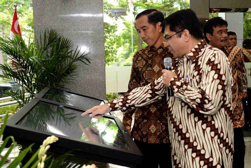 Kepala BKPM, Franky Sibarani menjelaskan kepada Presiden, Jokowi Proses PTSP Pusat di BKPM.