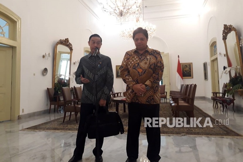 Kepala BKPM Thomas Lembong dan Menteri Perindustrian Airlangga Hartarto memberikan keterangan pers terkait perang dagang Amerika Serikat, di Istana Kepresidenan, Senin (9/7).