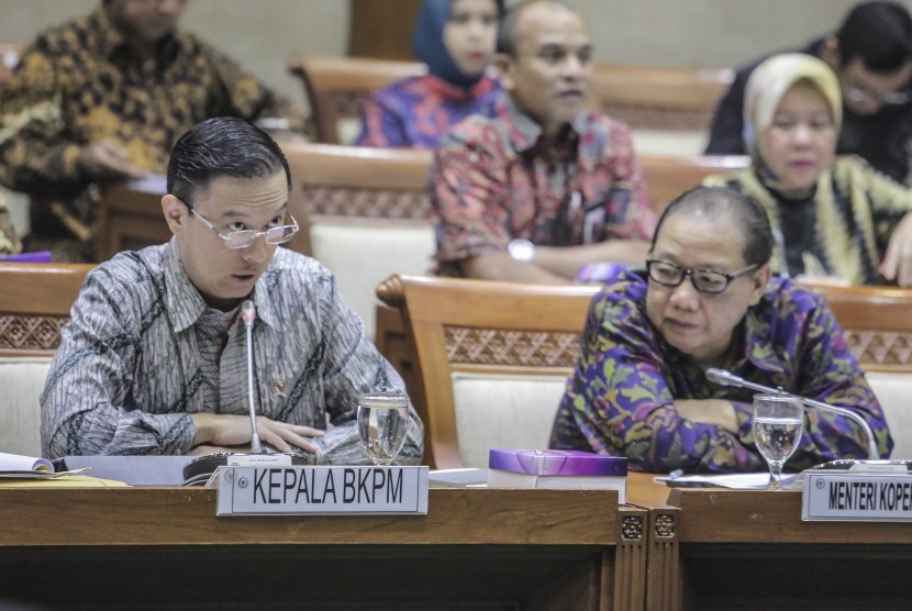 Kepala BKPM Thomas Lembong (kiri) bersama Menteri Koperasi dan UKM Anak Agung Gede Ngurah Puspayoga (kanan) memberikan paparannya pada Rapat Kerja dengan Komisi VI DPR di Komplek DPR, Jakarta, Rabu (18/7).